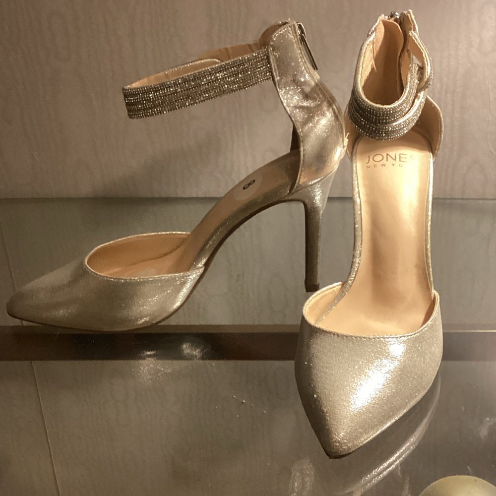 Jones New York Metallic Silver Heels with Ankle strap  SZ 8. $25.